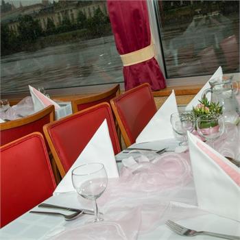 Table Decorations: Pink Colour Scheme