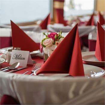 Table Decorations: Red Colour Scheme