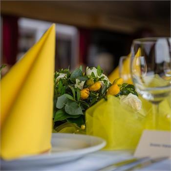 Table Decorations: Yellow Colour Scheme